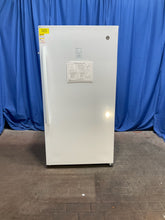 GE UPRIGHT FREEZER (FUF17DLRDWW)
